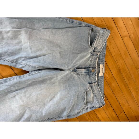 Hollister Low-Rise Light Wash Baggy Jeans - Picture 5 of 6